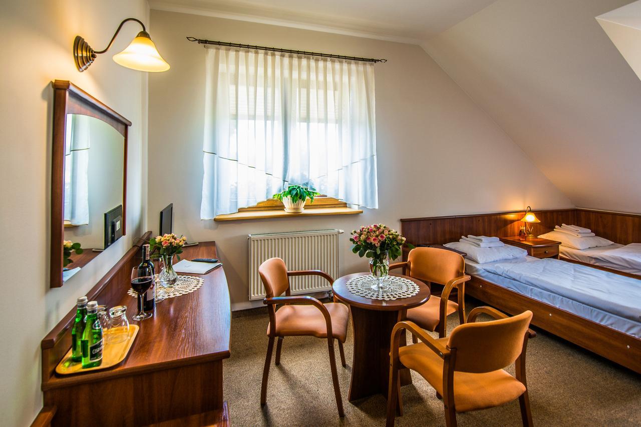 Gosciniec Na Rozdrozu Motel Libiaz Екстериор снимка